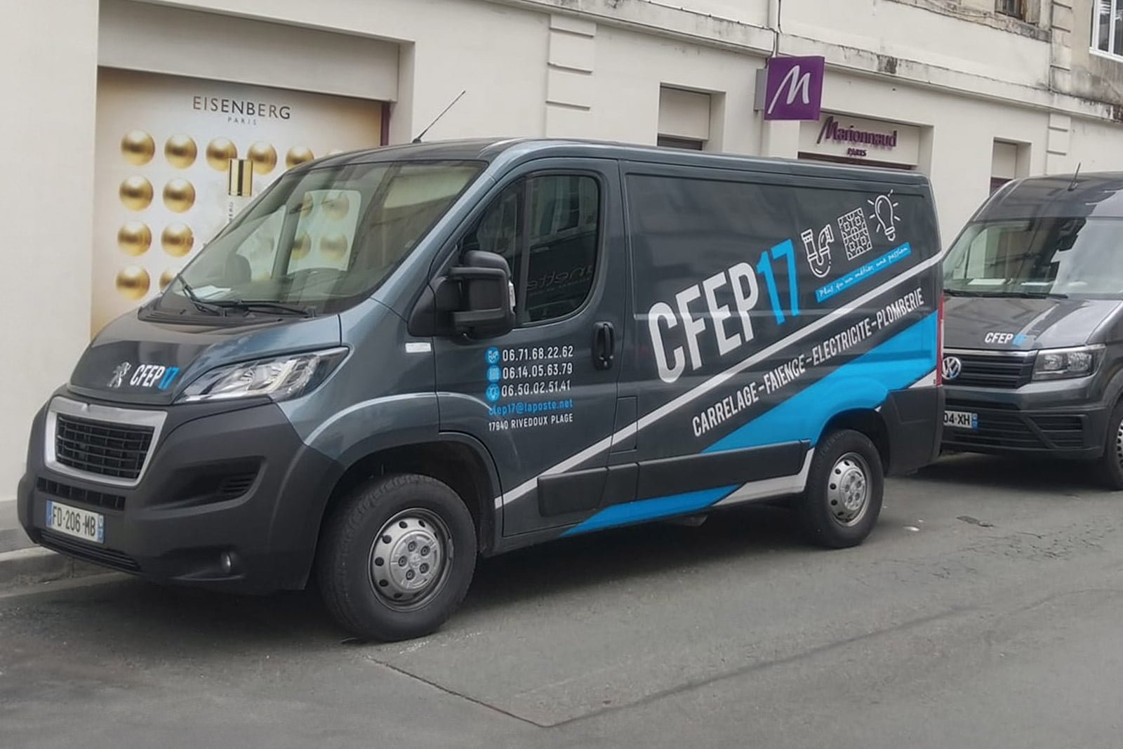 Camionnette de CFEP 17 stationnée, prête pour les services de carrelage, faïence, électricité et plomberie.